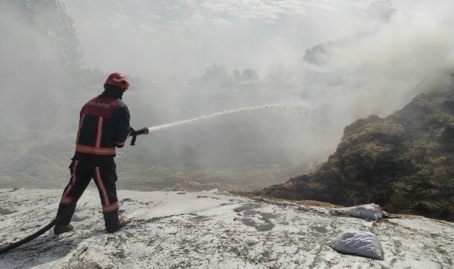 Açık alanda depolanan tonlarca saman alevlere teslim oldu