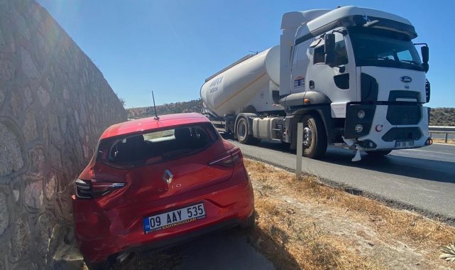 Aday sürücünün kullandığı otomobil ile tır çarpıştı: 2 yaralı