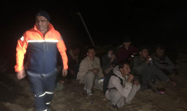 AFAD ve jandarma kayalıklarda mahsur kalan düzensiz göçmen için alarma geçti