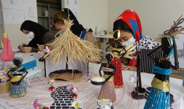 Afgan 3 kız kardeş geri gönderme merkezinde el sanatı yapıyor