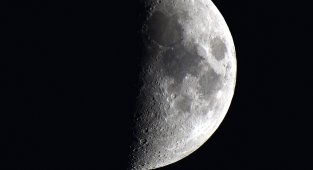 Ahlat'ta yarım ay geceyi aydınlattı