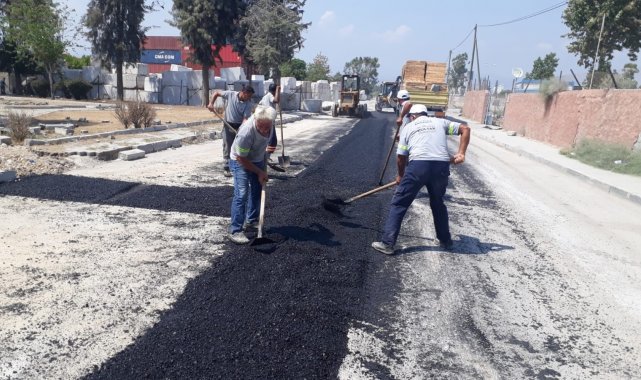 Akdeniz&#039;de asfalt serimi, kaldırım ve kilit taşı yenileme çalışmaları hız kazandı