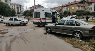 Aksaray'da iki otomobil çarpıştı: 2 yaralı