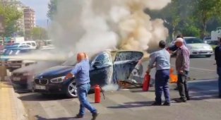 Alev alan otomobil vatandaşların yardımıyla söndürüldü