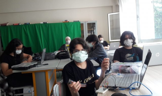 Aliağa&#039;da öğrenciler robotik kodlama eğitimini başarıyla tamamladı