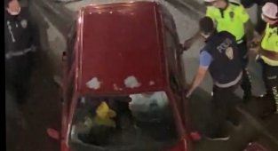 Alkollü şahıs aracını polislerin üzerine sürdü, o anlar kameraya yansıdı