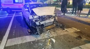 Alkollü sürücü kırmızı ışıkta bekleyen tıra çarptı: 1 yaralı