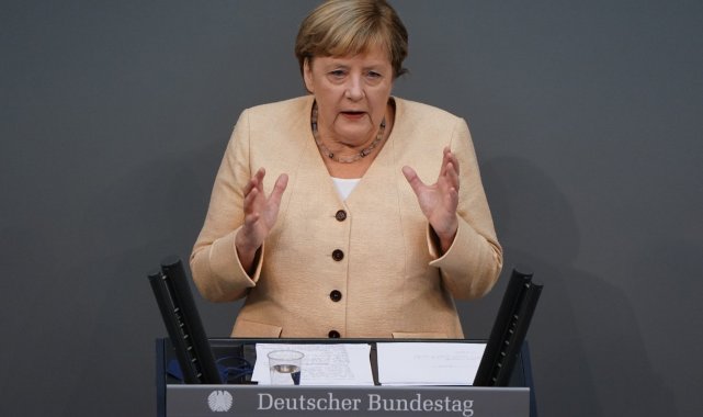 Almanya&#039;da Federal Meclis&#039;in son oturumu seçim düellosuna döndü