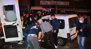 Ambulans ile hafif ticari aracın çarpıştığı kaza kamerada