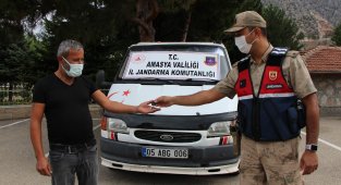 Anahtarı üstünde olan pikabı çalınan çiftçiyi jandarma sevindirdi