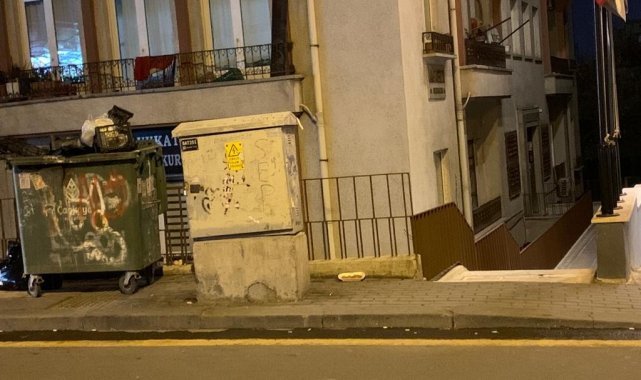 Ankara&#039;da görme engelli şeridinin üzerinde duran çöp konteyneri geçişleri engelliyor