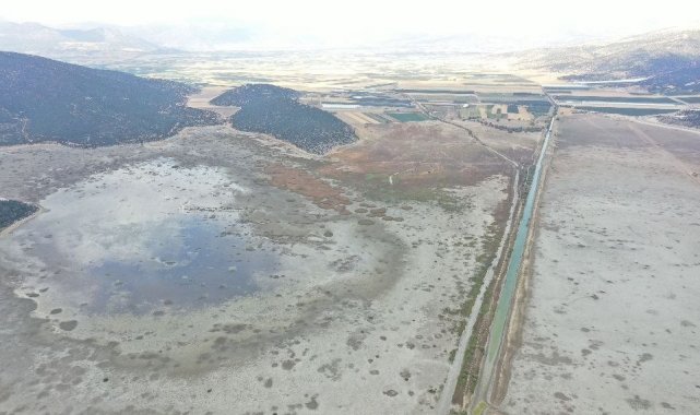 Antalya&#039;da Avlan gölünde korkutan görüntü: Sular yüzlerce metre çekildi