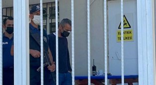 Aracını okul bahçesine park edince kendisini uyaran okul müdürünü darp etti