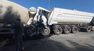 Arıza yapan tıra arkadan çarpan beton mikseri sürücüsü ağır yaralandı