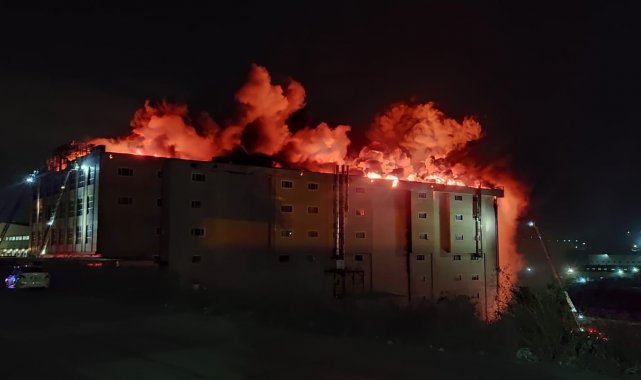 Arnavutköy&#039;de 4 katlı tekstil fabrikasının çatısında çıkan yangın devam ediyor