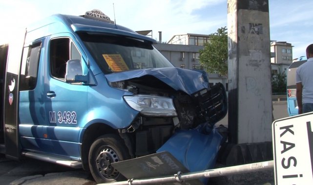Ataşehir&#039;de İETT otobüsü ve 2 minibüs birbirine girdi: 1 yaralı