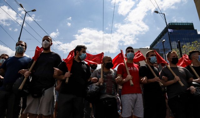 Atina&#039;da polisten öğrenciye tekmeli müdahale