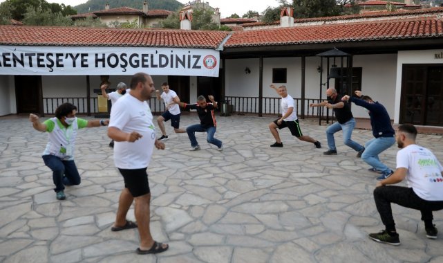 Avrupalı bisikletçiler, Zeybek oynadı