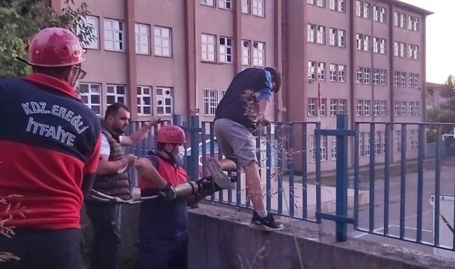 Ayağı demire sıkışan çocuğu itfaiye kurtardı