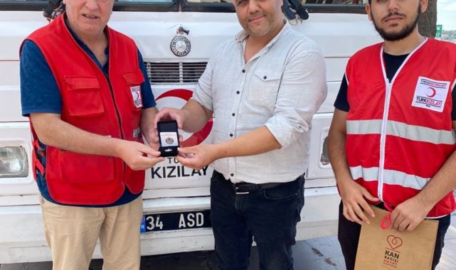 Ayvalık Kızılay&#039;dan kan bağışçısı Ekinak&#039;a gümüş madalya