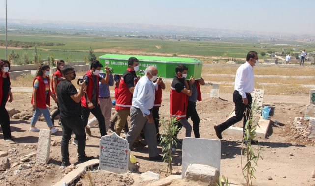 Babası tarafından yakılarak öldürülen kız toprağa verildi