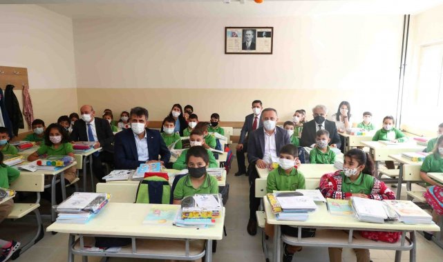 Bağcılar&#039;da eğitim ders zilinin çalmasıyla başladı