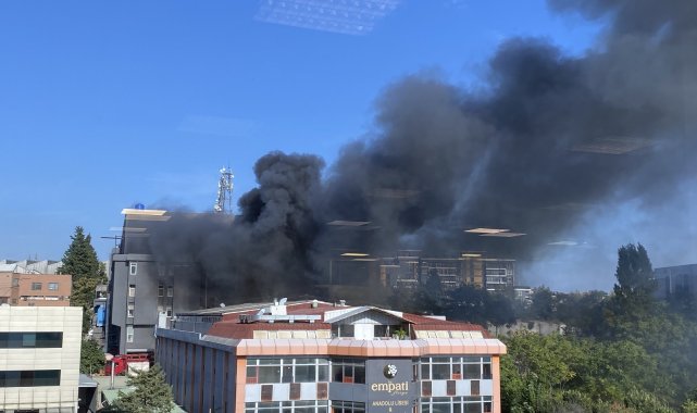 Bahçelievler&#039;de bulunan bir fabrikada bilinmeyen bir nedenle yangın çıktı. Olay yerine itfaiye ve polis ekipleri sevk edildi.