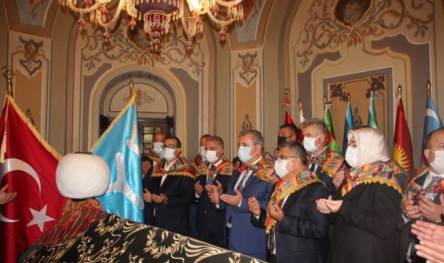 Bakan Dönmez ve Çavuşoğlu, Ertuğrul Gazi Türbesi&#039;ni ziyaret etti