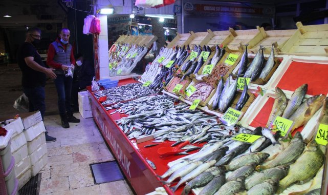 Balık tezgahları şenlendi ama fiyatlar cep yakıyor