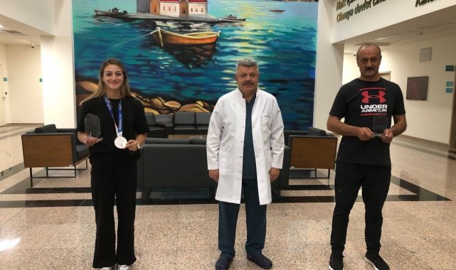 Başhekim Prof. Dr. Recep Demirhan&#039;dan Buse Naz Çakıroğlu&#039;na plaket