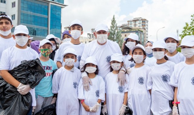 Başkan Akay öğrencilerle çöp topladı