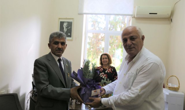 Başkan Atay&#039;dan gazilere çiçek