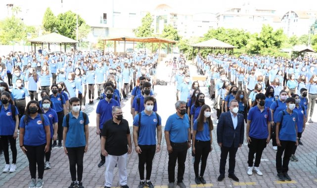Başkan Böcek&#039;ten dereceye giren öğrencilere altın