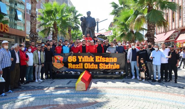 Başkan bulamayınca taraftarlar kulübün cenazesini kaldırdı