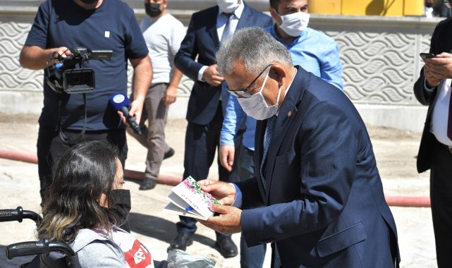 Başkan Büyükkılıç Sarız&#039;da vatandaşın taleplerini dinledi