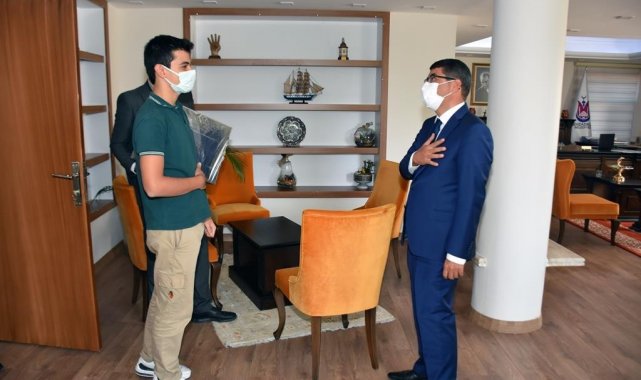 Başkan Çelik TEKNOFEST&#039;te finale kalan öğrenciye yazıcı hediye etti