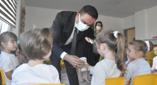 Başkan Erdoğan’dan miniklere süt ikramı