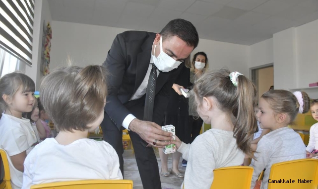 Başkan Erdoğan’dan miniklere süt ikramı