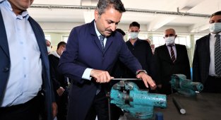 Başkan Eroğlu, iş önlüğü giyip eğe yaptı