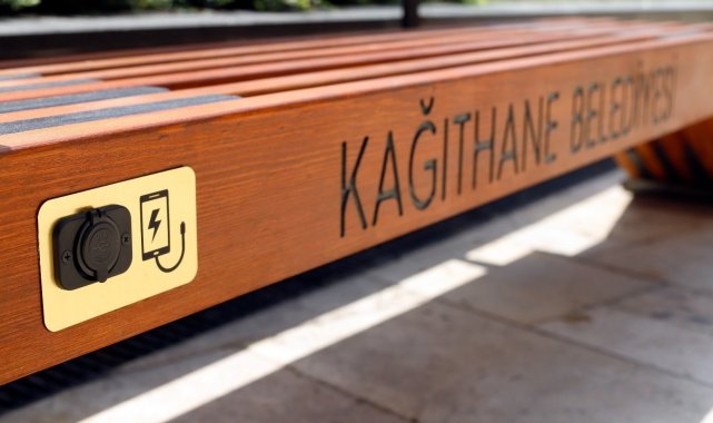 Başkan Öztekin&#039;in akıllı şehir mobilyaları projesi en çok gençleri sevindirdi