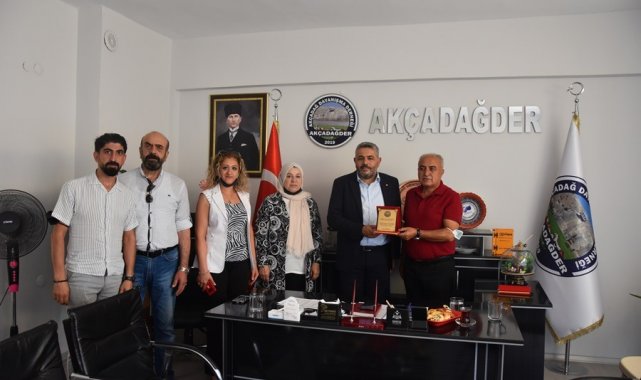 Başkan Sadıkoğlu&#039;na plaket