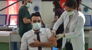 Batman Üniversitesinde akademik yılın ilk gününde aşı satandı kuruldu