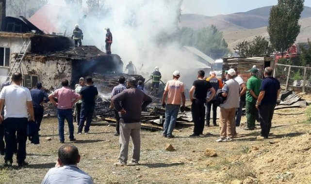 Bayburt&#039;ta çıkan yangında bir evin çatısı ile içindeki odun ve malzemeler yandı