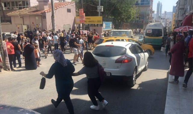 Bayraklı&#039;da öğrenci velilerinden trafik tepkisi