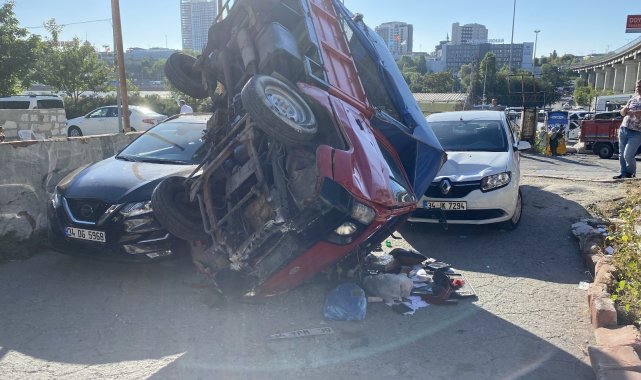 Bayrampaşa&#039;da bir garip kaza: Kamyonet 2 otomobilin üstüne devrildi