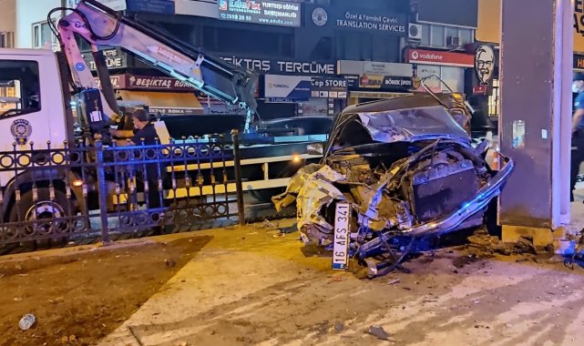 Beşiktaş&#039;ta demir korkuluklara çarpan otomobil hurdaya döndü