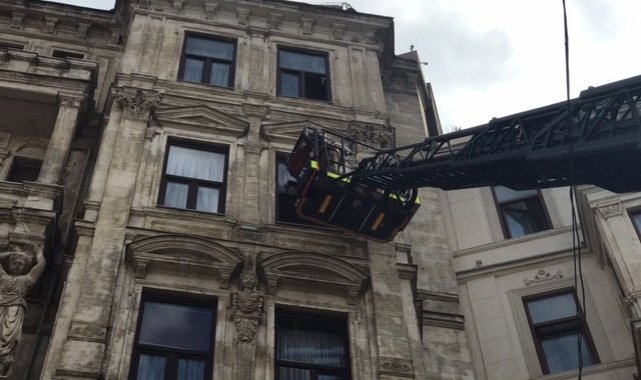 Beyoğlu&#039;nda bulunan tarihi otelde yangın