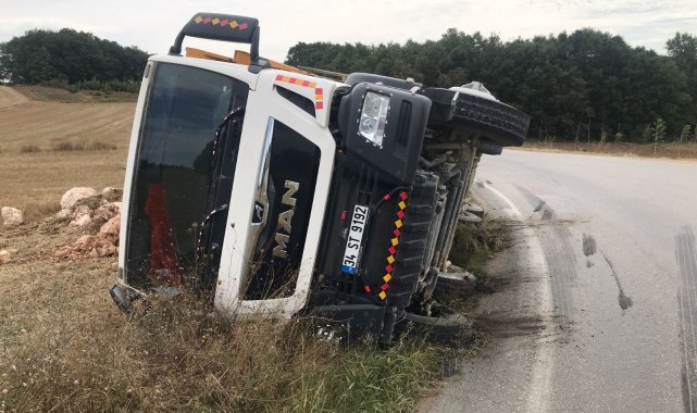 Bilecik&#039;te hafriyat yüklü kamyon devrildi