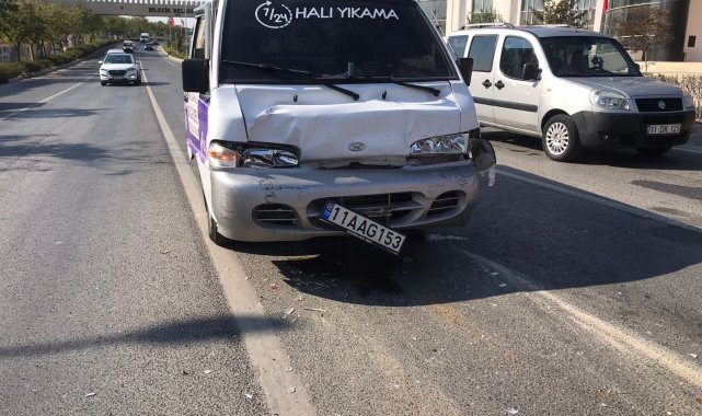 Bilecik&#039;te kamyonetler çarpıştı: 1 yaralı