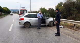Bilecik'te kontrolden çıkan otomobil bariyerlere çarptı, 1 kişi yaralandı